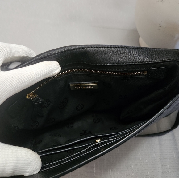 Tory Burch Britten Foldover, Can Be Worn Crossbody Or Clutch. - Picture 3 of 5